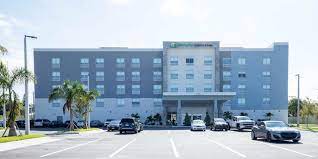 Holiday Inn Express and Suites Tampa - Image 1 of 2