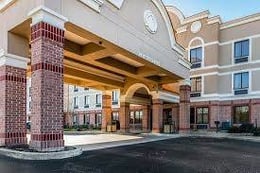 Parking at Comfort Inn & Suites Airport-American Way