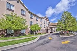 Parking at Hampton Inn Detroit/Belleville-Airport Area - DTW