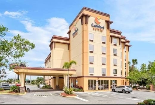 Parking at Comfort Suites MCO Airport near Orlando Airport Parking