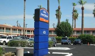Parking at Howard Johnson - PHX near Phoenix Sky Harbor Airport Parking