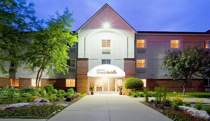 Parking at Sonesta Simply Suites MSP